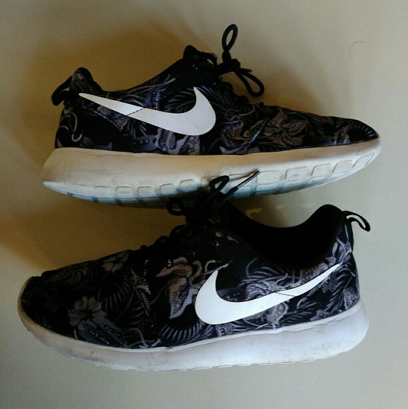 🎇HOST PICK🎇 Nike Rocherun Print CoolGrey floral - Picture 3 of 8